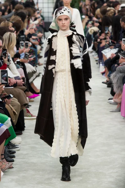 Look 16